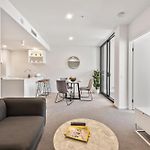 King Bed, City Views, Car Park & Perfect Location!