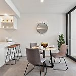 King Bed, City Views, Car Park & Perfect Location!