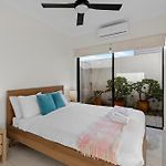 Sunny & Cozy 2Br Apt With Wifi, Parking & Balcony