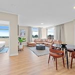 Riverfront Luxe 2Br Cbd Apartment With Iconic City & Bridge Views
