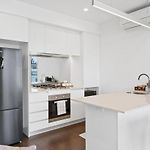 Two Bedroom City Retreat With Pool, Gym And Parking