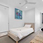 Two Bedroom City Retreat With Pool, Gym And Parking