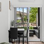 Bright Studio With River View, Pool, Gym & Balcony