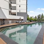 Bright Studio With River View, Pool, Gym & Balcony
