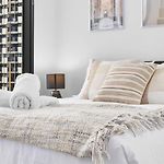 Milton Luxe 1Bd With City Views Pool Car Park Balcony Walk To Suncorp
