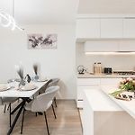 West End Artistic Neighborhood Apartment