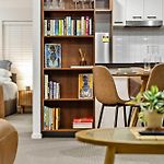 Stylish 2 Bed 2 Bath Balcony Parking Pool & Gym