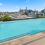 Premium Urban Stay With Rooftop Pool And City Views