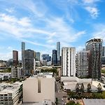 Level 22 Skyline Views With Sauna, Gym, Pool And Free Parking