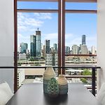 Sunny, Central & Modern Apt With Breathtaking Views!