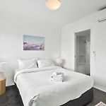 Central South Bank Apt With Pool, Hot Tub & Parking