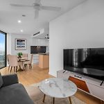 Stunning River & Mountain Views With 2Br, Pool & Gym