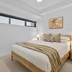 James St Apartment With Story Bridge Views, Pool & Free Parking