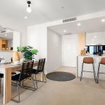Inspired Serenity With River Views, Fast Wifi, Carpark, Gym, Rooftop Pool