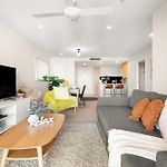 Inspired Serenity With River Views, Fast Wifi, Carpark, Gym, Rooftop Pool
