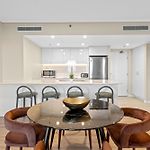 Riverfront Luxe 2Br Cbd Apartment With Iconic City & Bridge Views