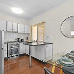Cozy & Comfy 2Br Apt W/ Parking, Balcony & Wi-Fi