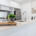 Milton Luxe 1Bd With City Views Pool Car Park Balcony Walk To Suncorp