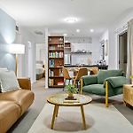Stylish 2 Bed 2 Bath Balcony Parking Pool & Gym