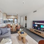 Premium Urban Stay With Rooftop Pool And City Views