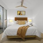 Bulimba Apartment - Ferry Access - Near Oxford St - Sleeps 8 - Baby & Work Ready