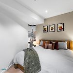 Sky Tower Luxe Retreat Pool & Gym
