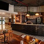 Compact Cbd Studio | Pool & Gym Access