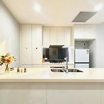 Two Private Ensuites Modern Brisbane Stay