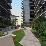Modern Vibrant - 1 Bedroom Apt Pool Gym Sauna