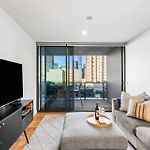 South Brisbane 1 Bedroom Apartment With Pool