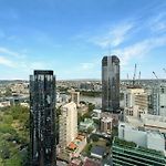 Sky Tower Luxe Retreat Pool & Gym