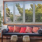Sunny Bayside Escape In Lota