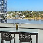 Luxe Portside Apt With River Views, Parking & Study