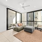 Luxury South Brisbane Retreat With Pool & Parking