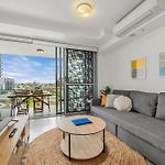 Sunny & Central Apartment Overlooking West End