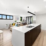 Elevated 3-Bed Apartment Close To Brisbane River