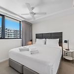 Luxe Portside Apt With River Views, Parking & Study