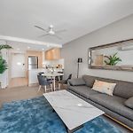 Luxe Portside Apt With River Views, Parking & Study