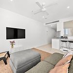 Luxury South Brisbane Retreat With Pool & Parking