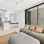 Luxury South Brisbane Retreat With Pool & Parking