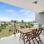 Sunny & Central Apartment Overlooking West End