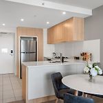 Luxe Portside Apt With River Views, Parking & Study