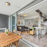 Sunny & Central Apartment Overlooking West End