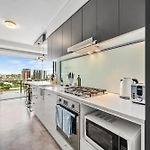 Sunny & Central Apartment Overlooking West End