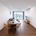 2Br Sunlit Stay W Balcony And Parking In West End