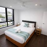 2Br Sunlit Stay W Balcony And Parking In West End