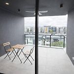 2Br Sunlit Stay W Balcony And Parking In West End