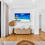 3-Bedroom Apartment With Sea View, Rooftop Pool, Study & Free Parking