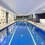 Ryeva Stays With Free Parking, Pool, Sauna, Gym & River Views