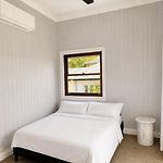 6 Beds Stylish Home In Coorparoo, 10 Mins To Cbd
